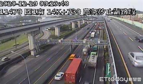 ▲▼國道一號康寧交流道附近29日發生一起車禍。（圖／記者游宗樺翻攝）