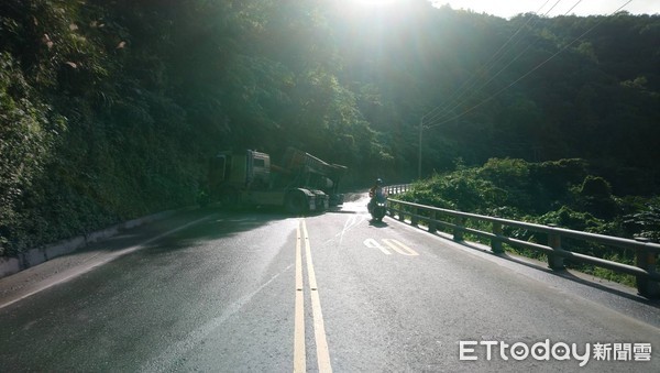 ▲▼台九丁線32.6公里（蘇花南澳段）一砂石車翻車，砂石灑滿地。（圖／記者游芳男翻攝，下同）