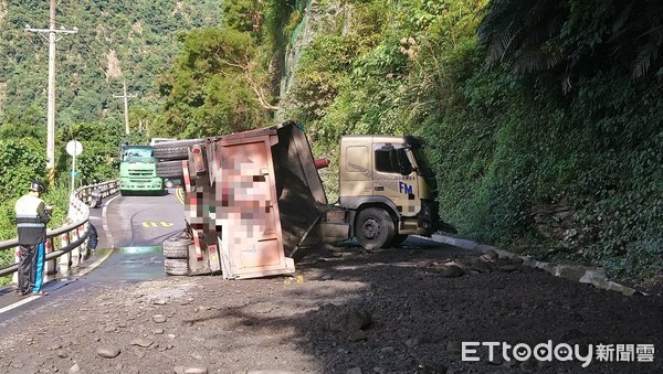 ▲▼台九丁線32.6公里（蘇花南澳段）一砂石車翻車，砂石灑滿地。（圖／記者游芳男翻攝，下同）