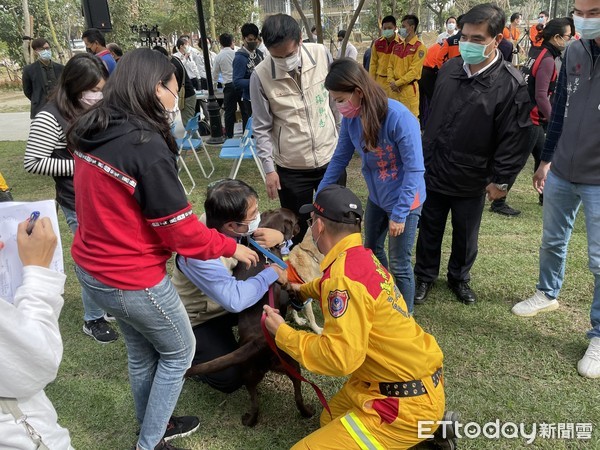 ▲台南市消防局搜救犬舍29日正式啟用，台南市長黃偉哲親自前往視察授證，表達支持與肯定。（圖／記者林悅翻攝，下同）