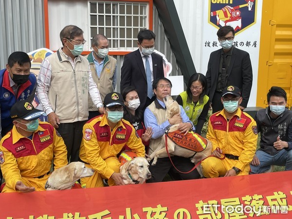 ▲台南市消防局搜救犬舍29日正式啟用，台南市長黃偉哲親自前往視察授證，表達支持與肯定。（圖／記者林悅翻攝，下同）