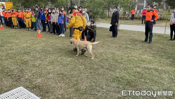 ▲台南市消防局搜救犬舍29日正式啟用，台南市長黃偉哲親自前往視察授證，表達支持與肯定。（圖／記者林悅翻攝，下同）