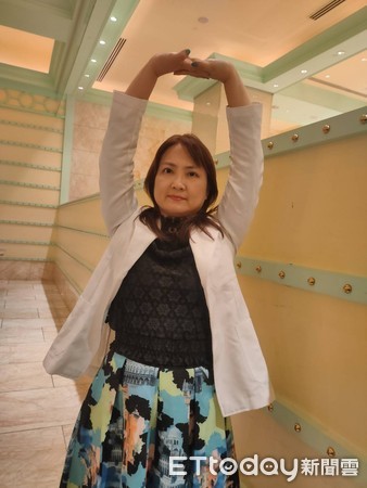 ▲蓮樺中醫診所中醫師蔡惠君教導大家美胸運動。（圖／記者游瓊華攝）