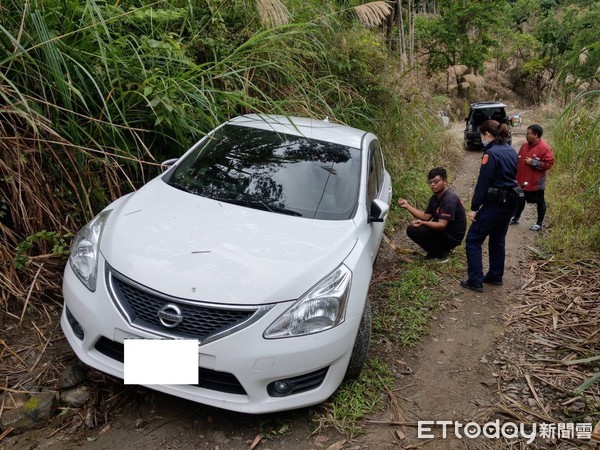 ▲郭姓駕駛車輛在濕滑山路打滑受困動彈不得。（圖／玉里分局提供，下同）