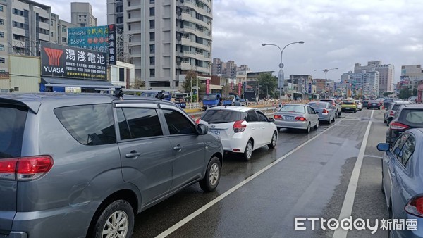 ▲苗栗縣頭份市中央路道路整體改善工程全面趕工中，預計2021年2月中旬完工。（圖／記者黃孟珍攝）