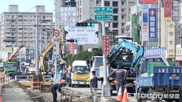 ▲苗栗縣頭份市中央路道路整體改善工程全面趕工中，預計2021年2月中旬完工。（圖／記者黃孟珍攝）