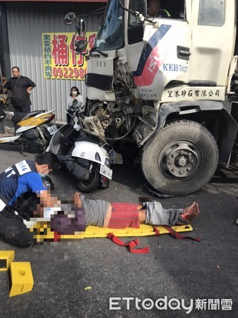 ▲高屏大橋涵洞車禍29日下午發生預拌混凝土車追撞6車車禍，造成6人受傷            。（圖／記者陳崑福翻攝，以下同）