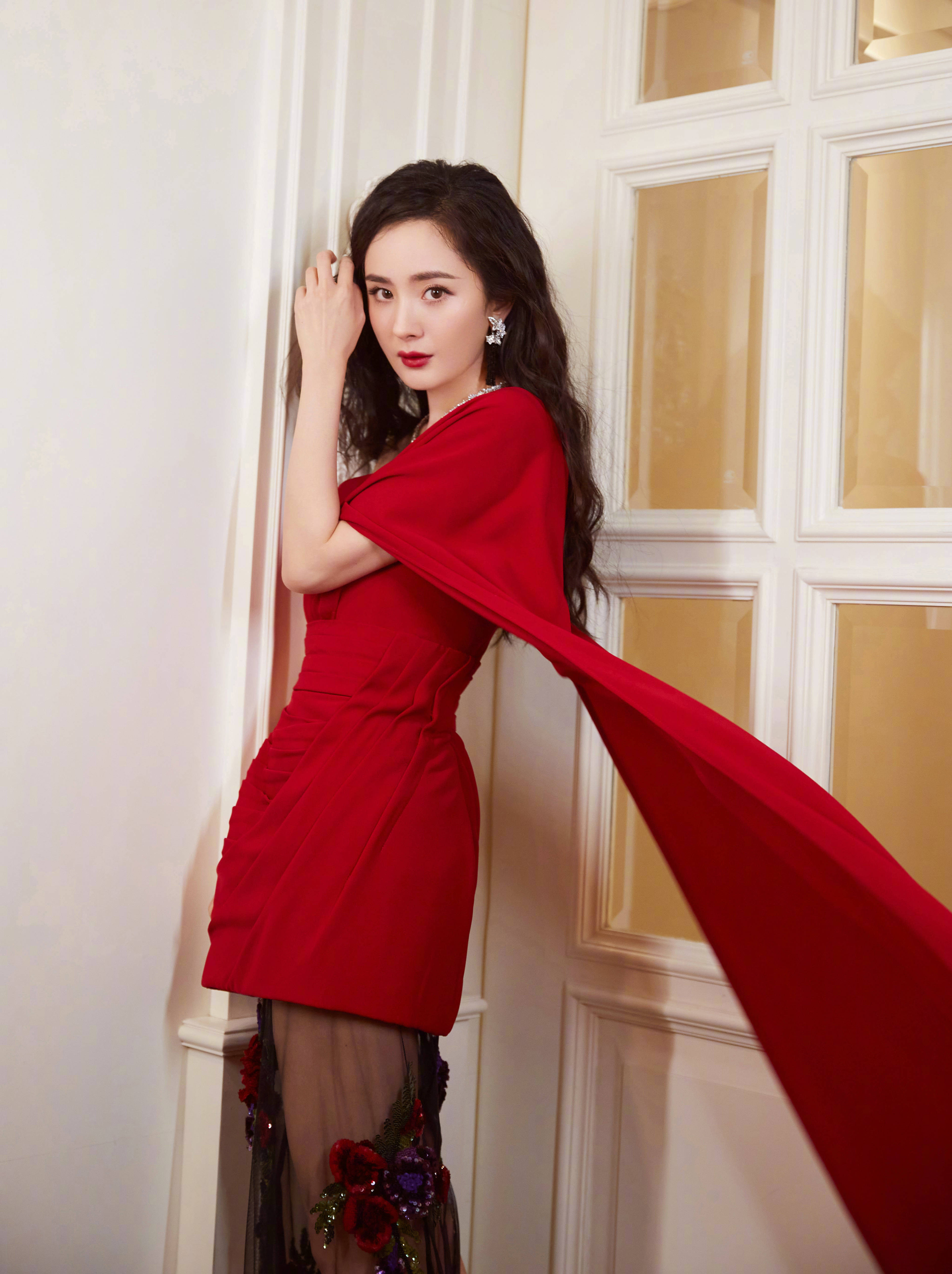 ▲女星紅裙    。（圖／翻攝自微博）