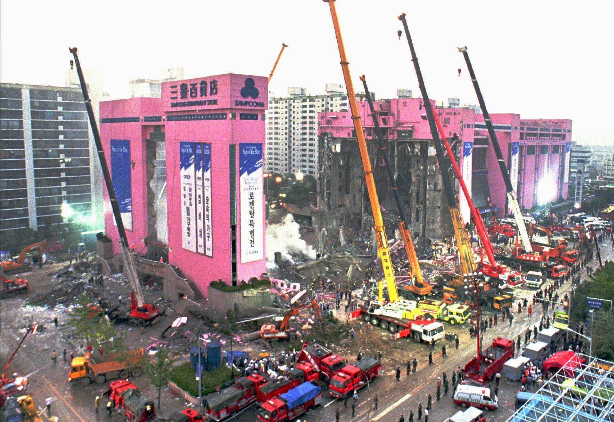 ▲▼南韓首爾三豐百貨公司於1995年6月倒塌。（圖／達志影像／美聯社）
