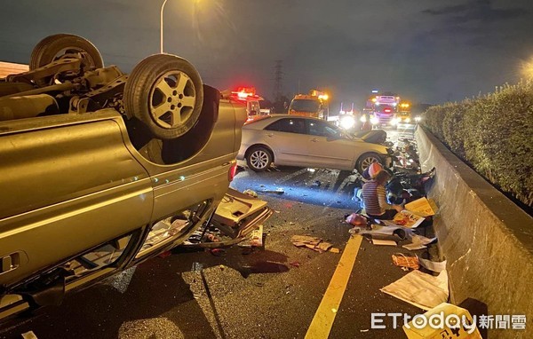 ▲國3桃園市大溪路段，29日凌晨2輛車發生擦撞，駕駛下車察看時遭第3輛輛車追撞，現場一片狼藉。（圖／記者沈繼昌翻攝）