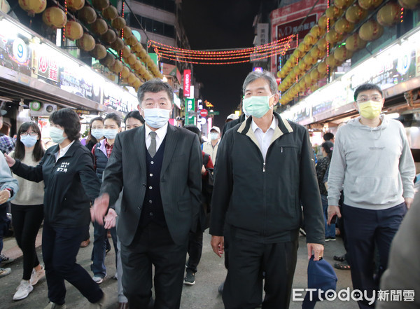 ▲▼陳時中到基隆廟口！大吃鼎邊趖+糯米腸認證「台灣豬」　店家超開心。（圖／記者郭世賢翻攝）