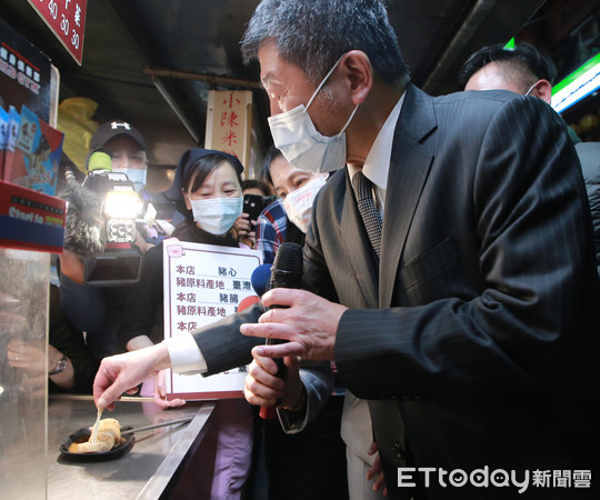 ▲▼陳時中到基隆廟口！大吃鼎邊趖+糯米腸認證「台灣豬」　店家超開心。（圖／記者郭世賢翻攝）