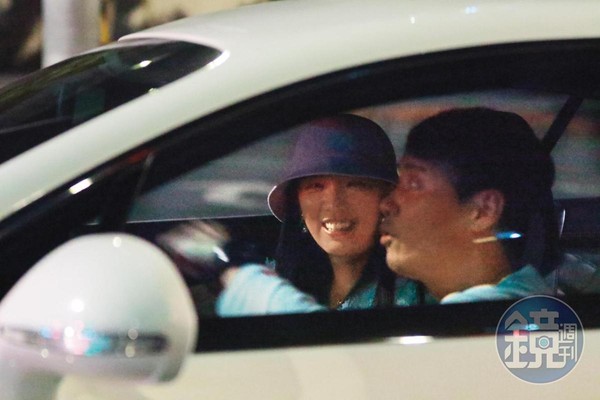 00：26在等紅綠燈期間，兩人開心地在車上聊天，翁子涵笑容滿面。