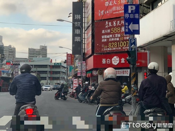 ▲寒流來襲機車族穿上大外套禦寒。（圖／記者唐詠絮翻攝）