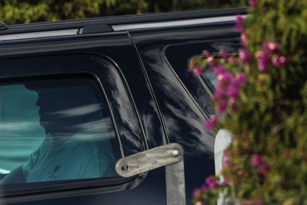 ▲▼美國總統川普29日乘坐總統防彈車離開海湖莊園。（圖／路透）