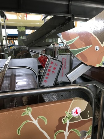 ▲▼台北市立動物園遊客列車撞樹險翻車。（圖／議員戴錫欽辦公室提供）