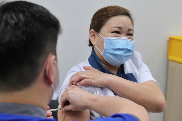 ▲▼46歲的護士林美雲（Sarah Lim）是新加坡接種疫苗的第一人。（圖／路透）