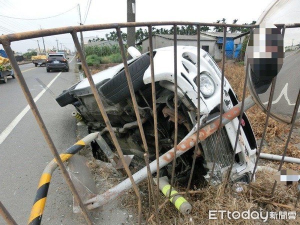 ▲屏東縣新園鄉新南路與吉興路口時，發生疑因超車不當，車輛衝入路旁水溝翻覆交通事故            。（圖／記者陳崑福翻攝，以下同）