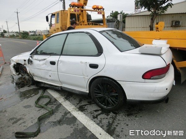 ▲屏東縣新園鄉新南路與吉興路口時，發生疑因超車不當，車輛衝入路旁水溝翻覆交通事故            。（圖／記者陳崑福翻攝，以下同）