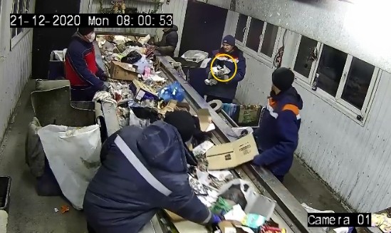 ▲▼在俄羅斯公有回收場，驚見一隻被包進垃圾的貓咪。（圖／翻攝自Instagram／@gorkomhoz73）