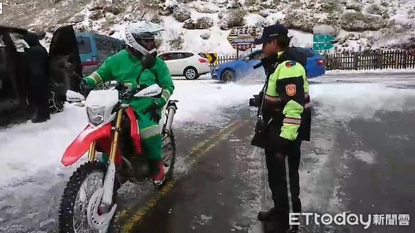 ▲▼寒流來襲，中高海拔道路易下雪結冰，公路總局針對中橫山區特定路段實施預警性封路措施。（圖／記者王兆麟翻攝，資料照片，下同））