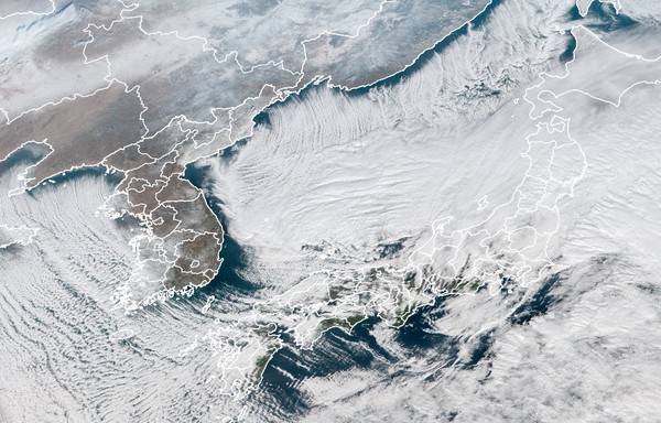 ▲▼日本氣象廳研究官荒木健太郎於推特分享了「一片白」的衛星雲圖。（圖／翻攝自推特／@arakencloud）