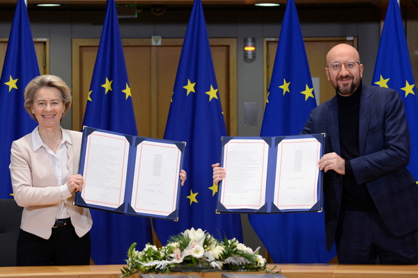 ▲▼ 歐盟執委會主席范德賴恩（Ursula von der Leyen）及歐盟理事會主席米歇爾（Charles Michel）在比利時布魯塞爾共同簽署英國脫歐協議。（圖／路透）