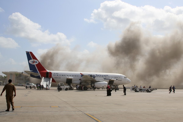 ▲▼葉門新政府專機落地後不久，亞丁機場發生爆炸事件。（圖／路透）