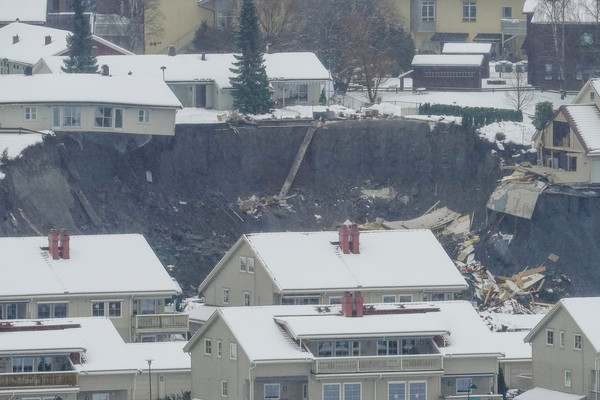 ▲▼挪威城鎮耶爾呂姆凌晨發生走山，多間房屋被埋。（圖／路透）