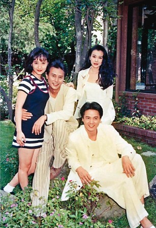 陳德容（後排左起）曾演出多部瓊瑤電視劇，與劉德凱、蕭薔等人演出的《一簾幽夢》大受歡迎。前為林瑞陽。（翻攝自陳德容臉書）