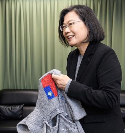 蔡英文收到法國阿嬤手織毛衣。（圖／翻攝自Instagram／@tsai_ingwen）
