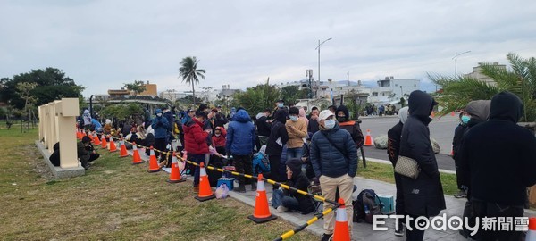 ▲▼台東跨年演唱會現場，一早就有不少民眾在排隊。（圖／記者楊漢聲攝）