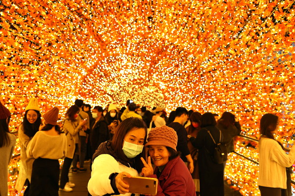 ▲▼ 全世界在新冠疫情之中，還能群聚開心欣賞耶誕燈節的台灣民眾。（圖／路透）