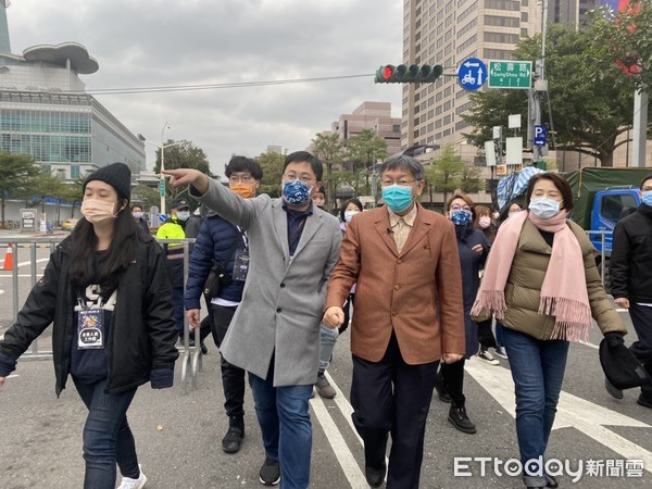 ▲▼柯文哲視察進場動線、慰問排隊民眾。（圖／記者袁茵攝）