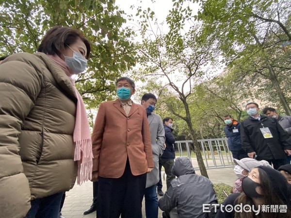 ▲▼柯文哲視察進場動線、慰問排隊民眾。（圖／記者袁茵攝）