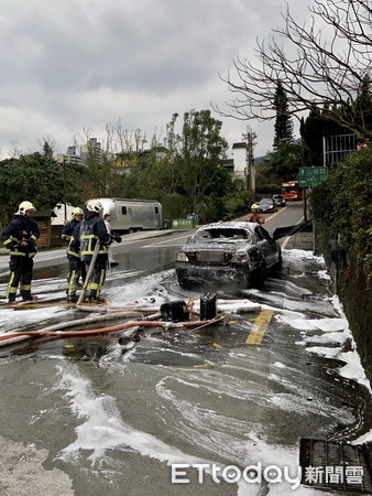 ▲金山轎車頭冒煙「瞬成火球」 駕駛驚嚇過度「怎麼會這樣」。（圖／記者郭世賢翻攝）