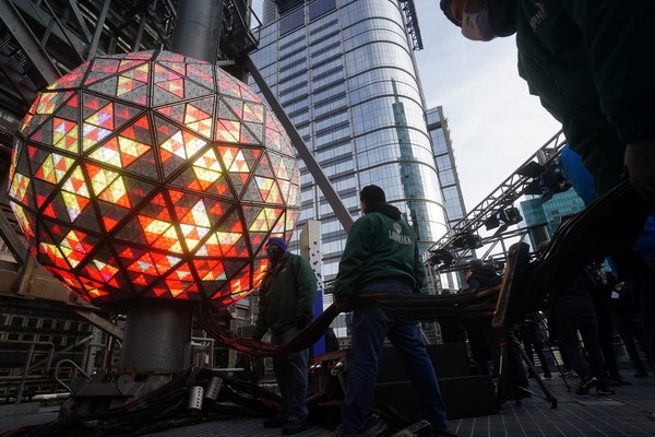 ▲▼紐約時代廣場水晶球今年以「溫暖的禮物」為主題，希望為民眾帶來溫暖與微笑。（圖／路透）