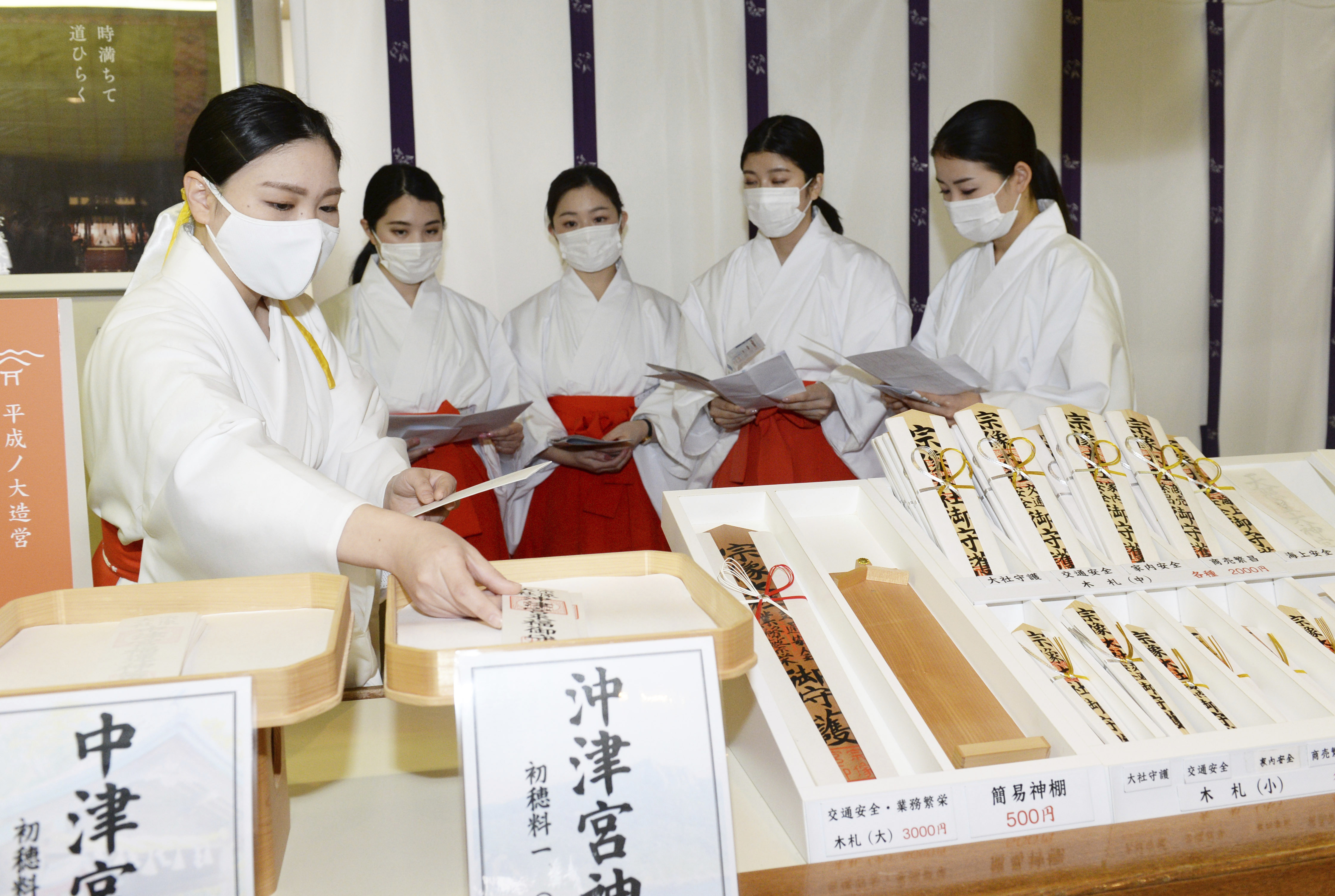 ▲▼JAL美女地勤沒工作，只能到神社賣御守。（圖／達志影像／美聯社）