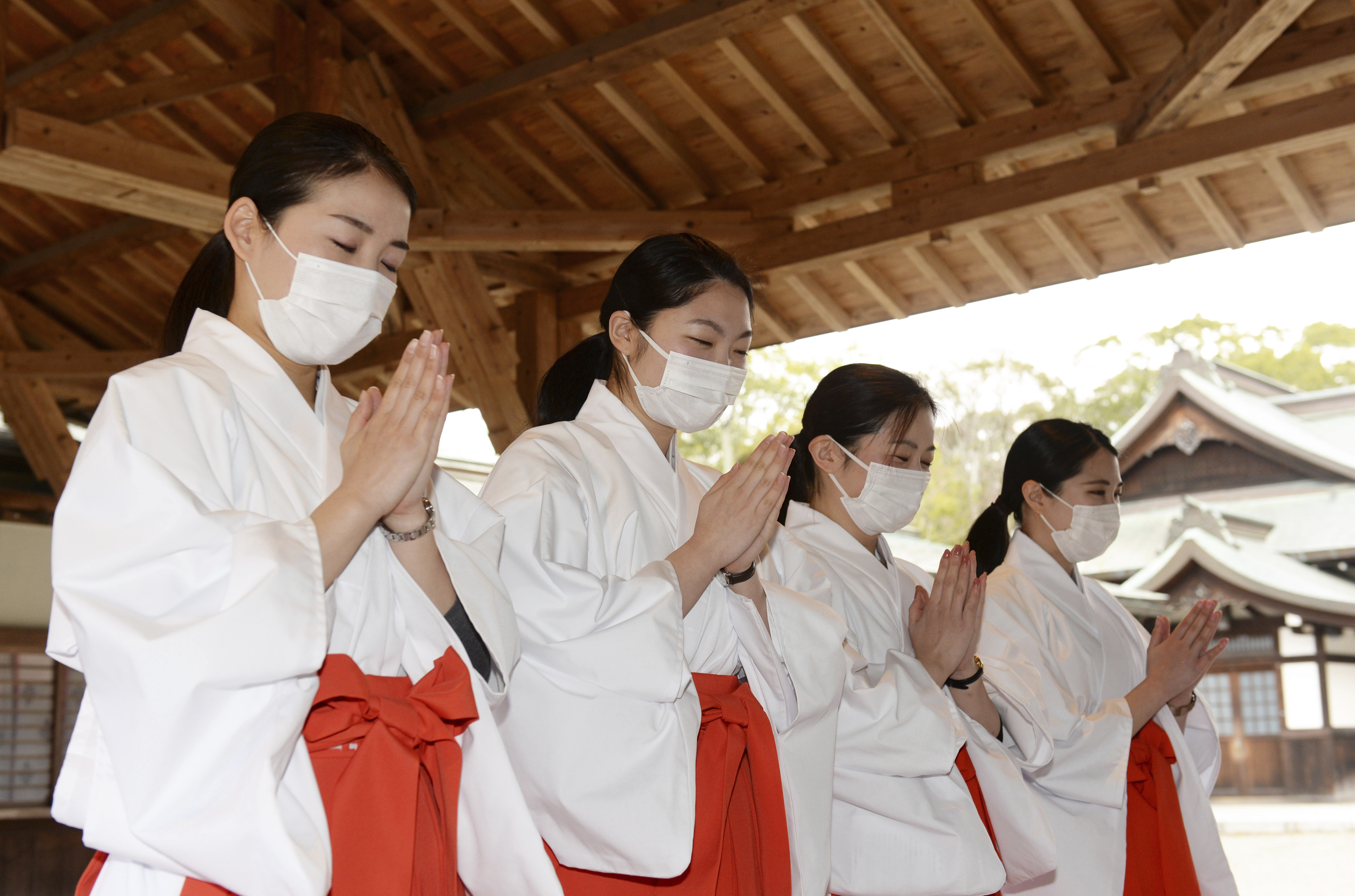 ▲▼JAL美女地勤沒工作，只能到神社賣御守。（圖／達志影像／美聯社）