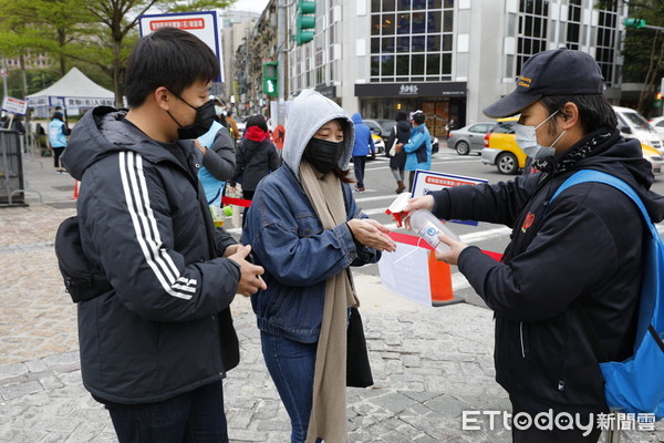 ▲▼台北市跨年晚會不畏疫情嚴峻依然照常舉辦，但北市府在會場四周架設管制入口，入場民眾必須依照實名制登記方能入場。（圖／記者湯興漢攝）