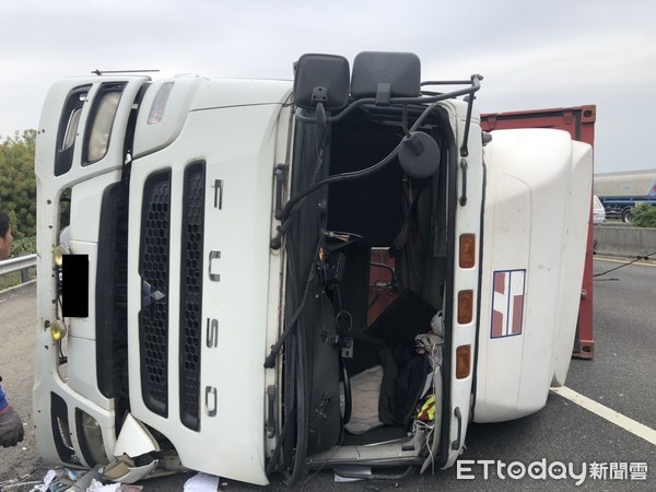 國道1號南下台南麻豆聯結車翻覆 駕駛送醫現場大塞車 Ettoday地方新聞 Ettoday新聞雲