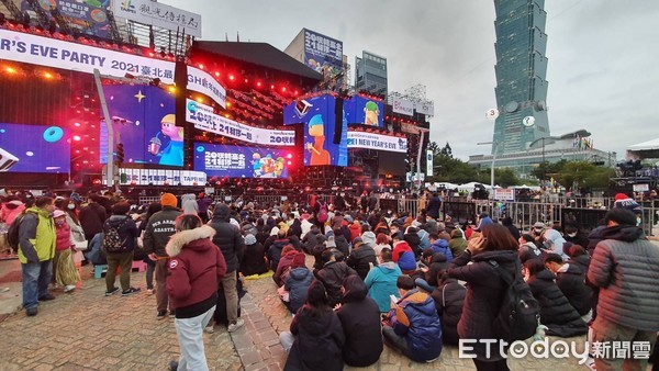 ▲▼台北跨年晚會市府前廣場管制區人潮。（圖／記者陳家祥攝）