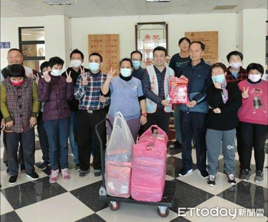 ▲▼  寒冬送暖足感心，嘉警偕慈善團送發熱衣           。（圖／記者翁伊森翻攝）