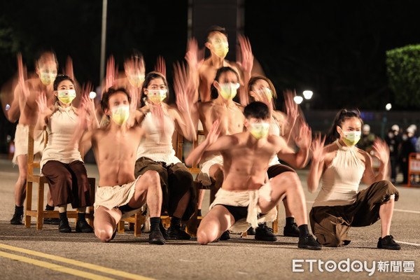 ▲民國110年元旦升旗，FOCA福爾摩沙馬戲團表演。（圖／記者林敬旻攝）