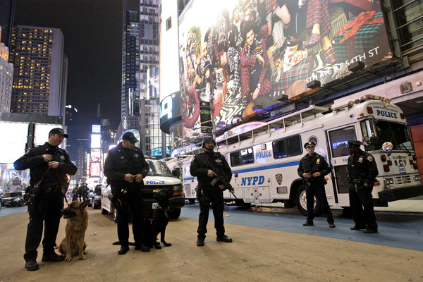 ▲美國紐約市時代廣場跨年夜，紐約警察局2011年12月31日也出動警犬。（圖／達志影像／美聯社）