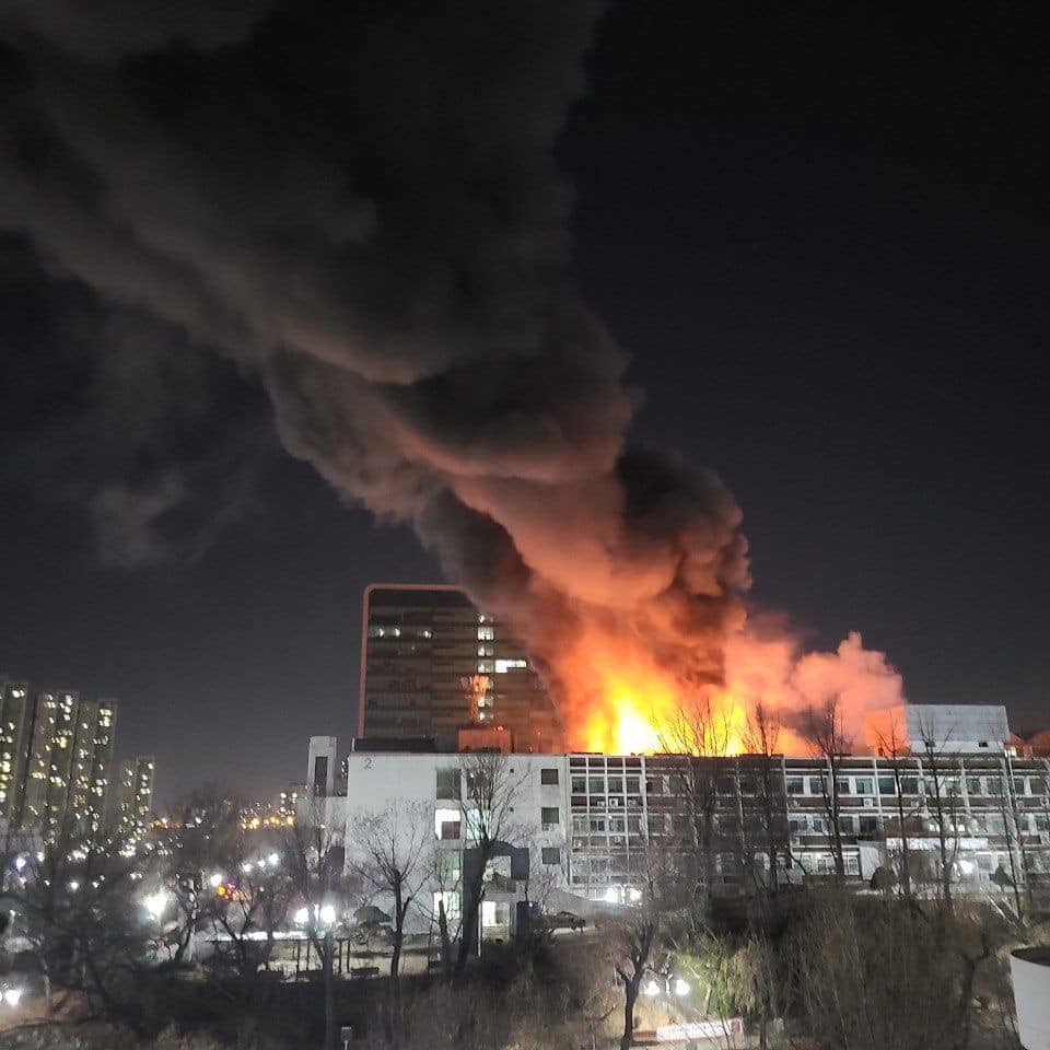 ▲▼南韓仁荷大學跨年夜傳出大火，火勢從第4教學大樓波及至第2大樓。（圖／翻攝自臉書아재개그）