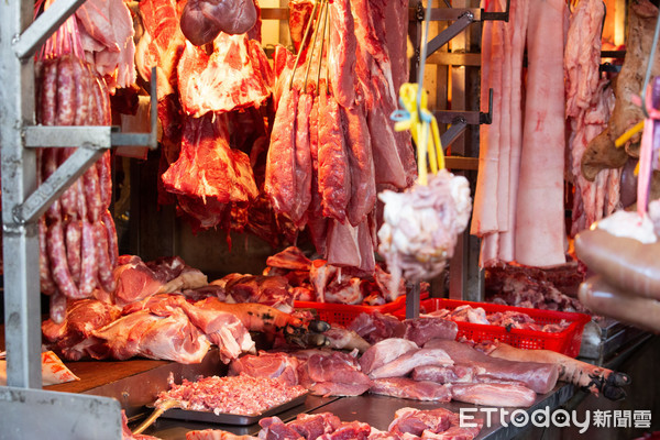 ▲怕萊豬吃下肚，彰化有民眾提前灌香腸醃豬肉準備過年。（圖／ETtoday資料照）
