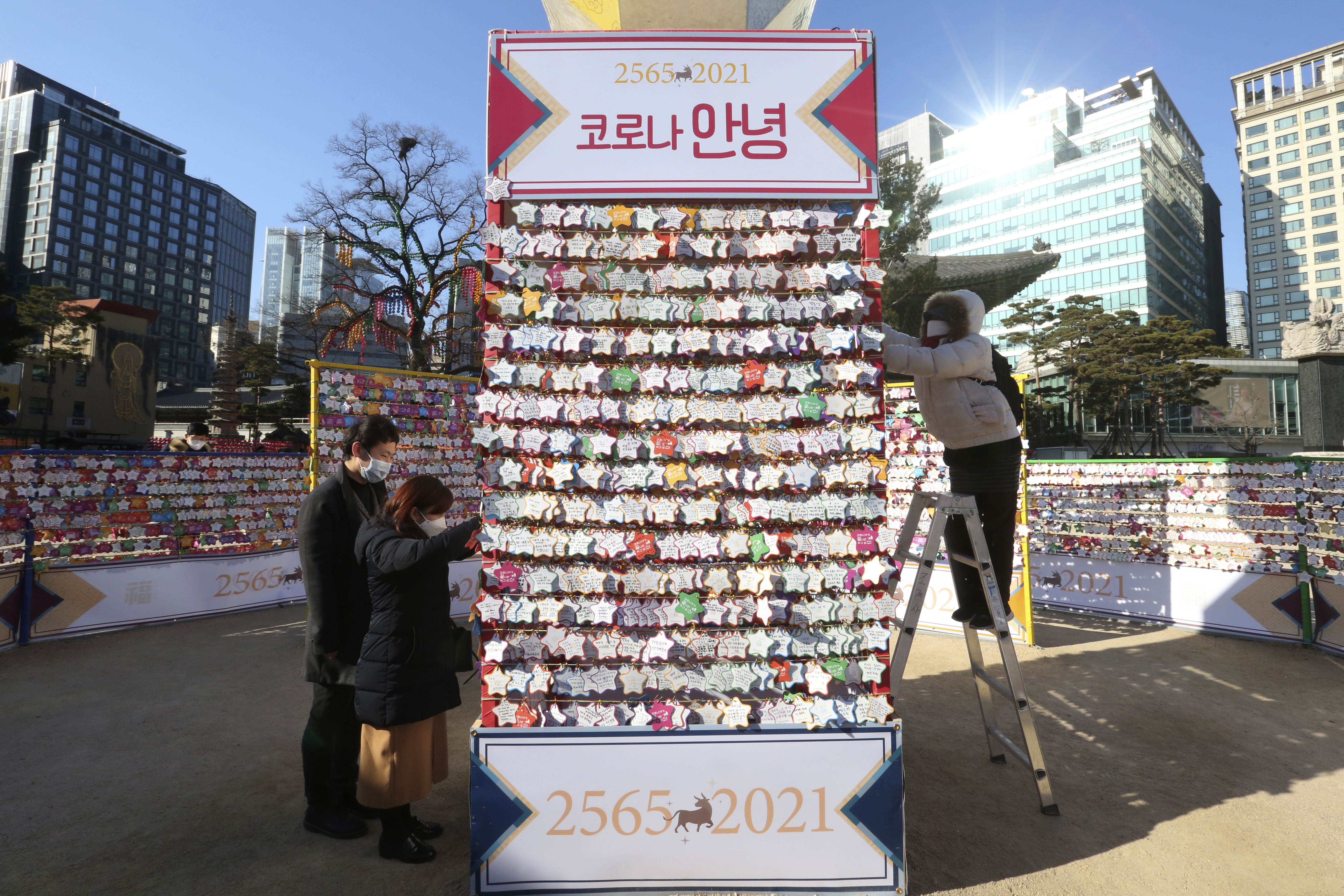 ▲▼韓國人在首爾曹溪寺寫下新年祈願，期盼2021年能揮別新冠肺炎。（圖／達志影像／美聯社）