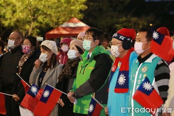 ▲台南市政府1日上午6時20分在新營區南瀛綠都心公園舉辦元旦升旗典禮，市長黃偉哲親自帶領市府團隊，偕同地方民代及市民鄉親參與升旗典禮並揮舞小國旗。（圖／記者林悅翻攝，下同）