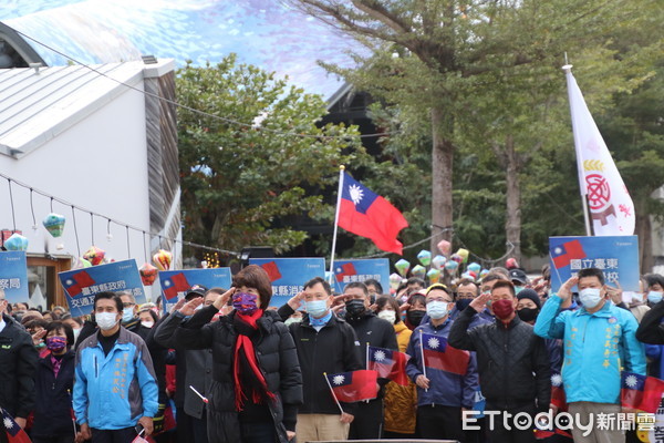 ▲台東縣政府在鐵花新聚落人行步道舉行元旦升旗典禮。（圖／記者楊漢聲翻攝）